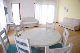 Апарт-отели Primea Beach Residence Царево Апартаменты с 2 спальнями и частичным видом на море (для 4 взрослых и 1 ребенка) - Бесплатный доступ на пляж-2